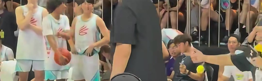 库里微笑快步上前 向姚明致意展现高度尊重