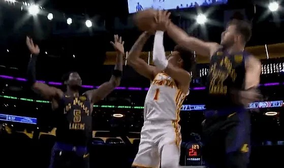 游戏模拟器-东契奇身后送出排球大帽，湖人轰出35-12超级进攻波领先23分